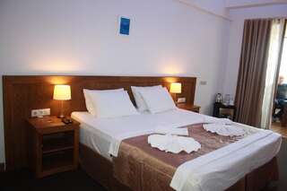 Отель Отель ДЭМ Сухум Двухместный номер с 1 кроватью или 2 отдельными кроватями и видом на море-3