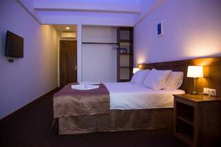 Отель Отель ДЭМ Сухум Двухместный номер с 1 кроватью или 2 отдельными кроватями и видом на море-5